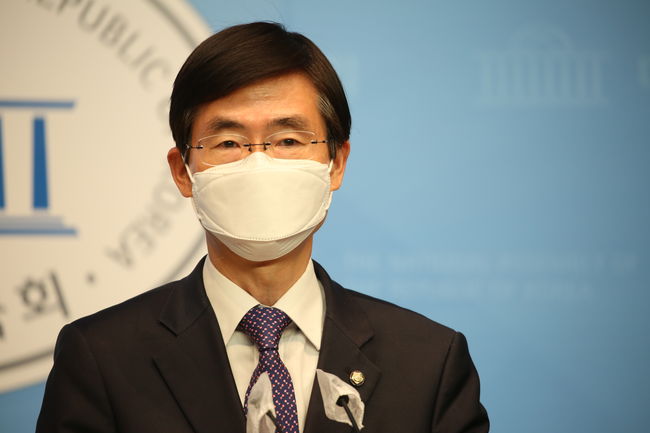 ▲ 조경태 의원은 문재인 정부의 무능함을 비판하고 부동산 관련 비리가 청산돼야 한다고 강조했다.