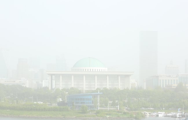 ▲ 7일 오후 미세먼지에 잠긴 여의도 국회의사당.