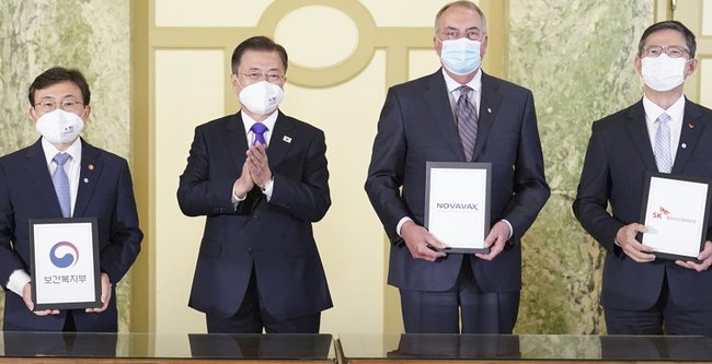 ▲ 문재인 대통령, 권덕철 보건복지부 장관 등이 22일 오전 미국 워싱턴D.C.에서 열린 한-미 백신기업 파트너십 행사에 참석했다. (사진=청와대)