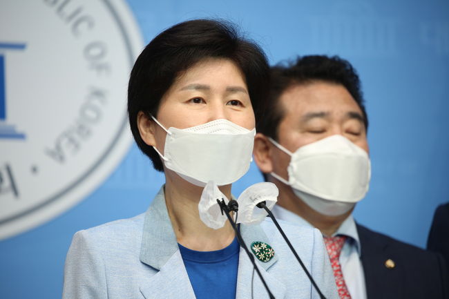 ▲ 백혜련 더불어민주당 의원은 3일 국회 소통관에서 기자회견을 열고 도쿄올림픽 조직위원회가 공식 홈페이지 지도에 독도를 일본 영토로 표시한 것에 대해 규탄했다.