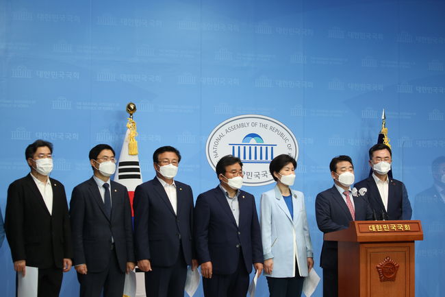 ▲ 규탄 결의안에는 백 의원을 포함한 국회의원 132명이 동참했다.