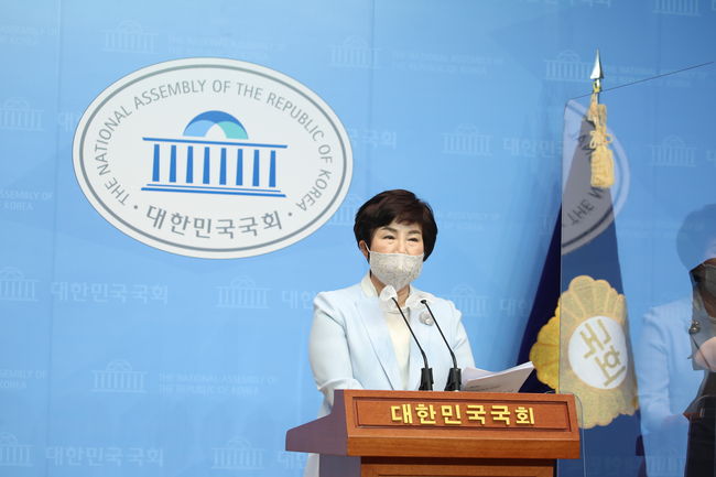 ▲ 전 최고위원은 '국회와 정부는 보다 빨리 집단면역이 형성되도록 접종률을 최대한 높일 수 있는 방안을 마련해야 한다'고 주장했다.