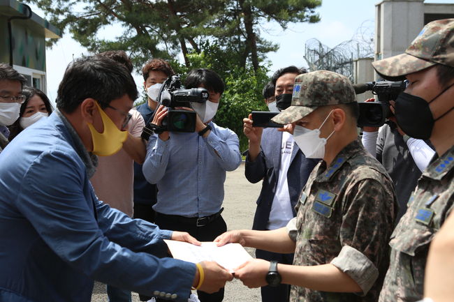 ▲ 공군 성추행 사망사건 항의서한문을 전달하는 모습.