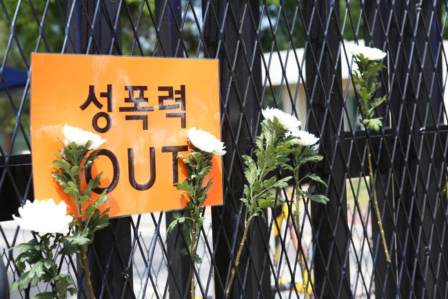 ▲ 제정당시민사회단체 회원들은 숨진 중사가 출입했던 정문에 국화를 헌화하고 있다