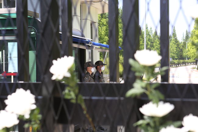 ▲ 충남지역 시민단체 회원들은 공군 부사관 성추행 피해자 사망사건이 발생한 서산 공군 20전투비행단 정문에 국화를 꽂아뒀다. 