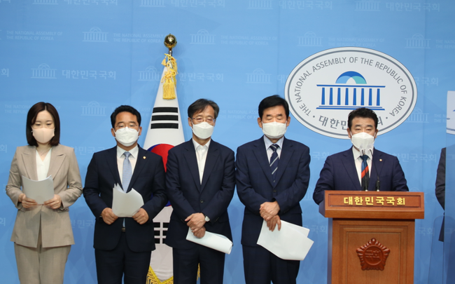 ▲ 박정 더불어민주당 부동산특위 공급분과 간사가 10일 오전 국회 소통관에서 주택시장 안정을 위한 추가 공급대책을 발표하고 있다. 
