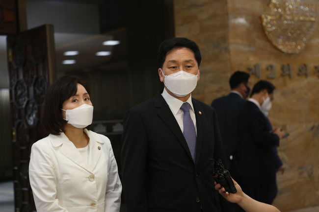 ▲ 김 원내대표가 의총 후 취재진의 질문에 답하고 있다.