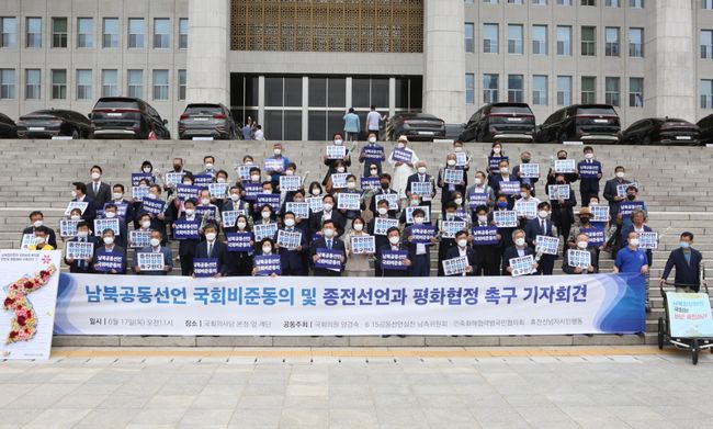 ▲ 이날 기자회견참여자들은 '남북정상 합의사항이 이행됐다면 남북이 지금처럼 교착상태에 빠지지는 않았을 것'이라고 주장했다.