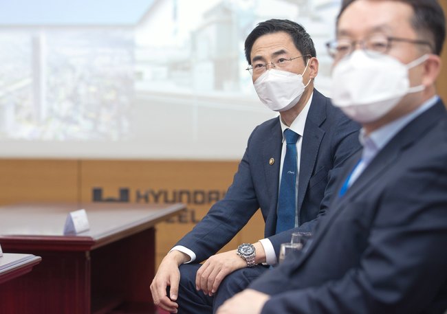▲ 과학기술정보통신부 용홍책 차관은 2일 한국형발사체 `누리호` 개발 사업장을 방문해 우주발사체 제작 현장을 시찰했다. 사진은 5월 12일 철강분야 탄소중립 기술혁신 현장 방문 당시. (사진=과학기술정보통신부)