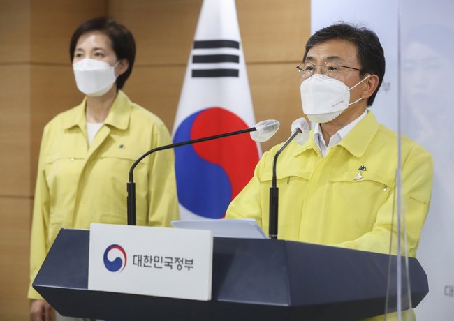 ▲ 23일 0시 기준 코로나19 신규 확진자는 645명이다. 사진은 20일 권덕철 중앙재난안전대책본부 1차장의 코로나19 상황 브리핑 당시. (사진=보건복지부)