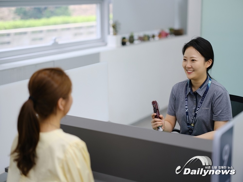 ▲ 삼성전자서비스 엔지니어가 휴대폰을 점검해주고 있다/삼성전자서비스 제공