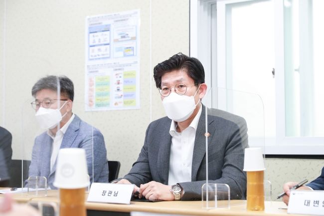 ▲ 노형욱 장관은 택배기사 과로방지를 위해 마련된 사회적 합의 사항을 택배업계가 성실히 이행해 줄 것을 당부했다. (사진=국토교통부)