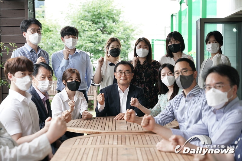 ▲  하나마린(주) 강석심 회장과 직원들(사진=데일리뉴스)