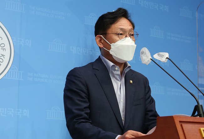 ▲ 배진교 정의당 원내대표는 8일 국회 소통관에서 기자회견을 열고 더불어민주당 대권주자에게 종부세 완화 개정안 관련 입장을 명확히 밝히라고 촉구했다/배진교 의원실 제공