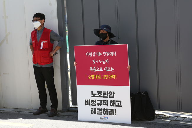 ▲ 이들은 `노동존중` 문재인 정부 하에서도 노조탄압으로 부당하게 해고되는 일이 발생하고 있다며 비판했다.