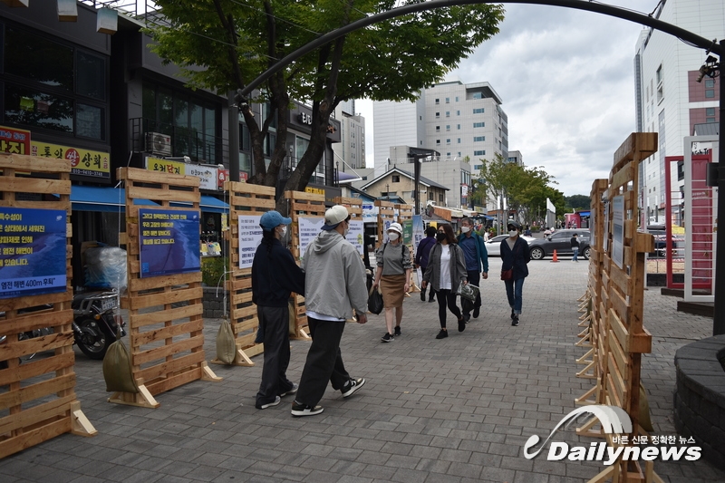 ▲ 이번 행동에는 거리 행진과 현수막 퍼포먼스, 시민 참여를 요청하는 피켓 전시회 등도 진행했다/사진 석탄을 넘어서