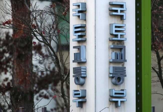 ▲ 국토교통부는 `이륜자동차 관리제도 개선방안`을 마련해 제132회 국정현안점검조정회의에서 관련 기관과 함께 논의 · 확정했다.