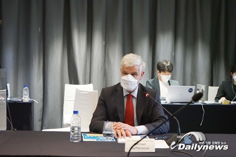 ▲ 이날 세미나는 미하엘 라이펜슈툴 주한독일대사가 환영사를 맡았다/사진 기후솔루션 제공