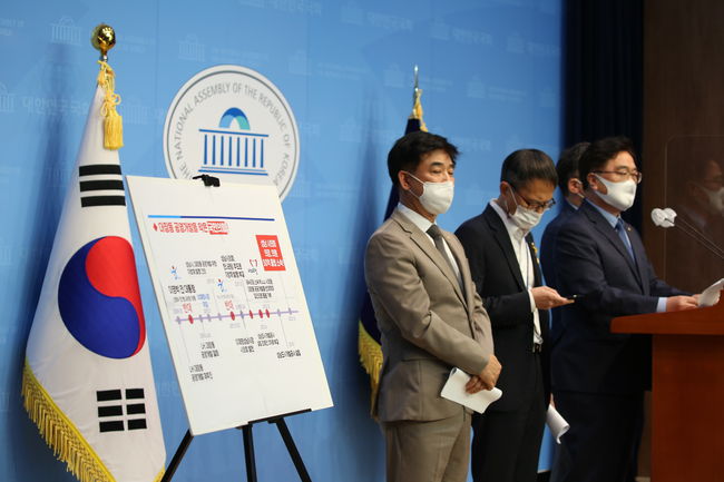 ▲ 우원식 의원이 대장동 개발 사업이 민간 개발을 하게 된 경위를 설명하고 있다. 