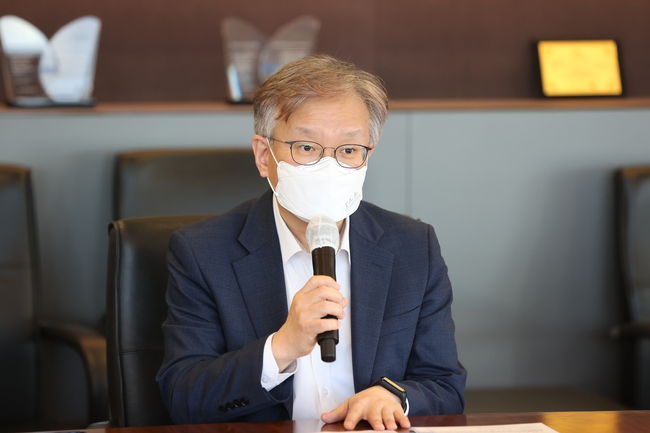 ▲ 권칠승 장관이 14일 `중소 · 벤처기업 해외 경쟁력 및 ESG 역량 강화` 자상한 기업 업무협약식에서 인사말을 하고 있다. (사진=중소벤처기업부)
