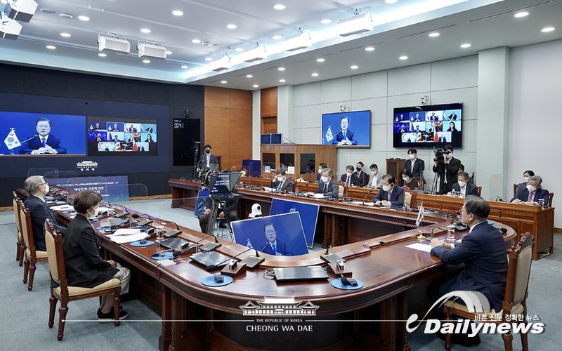 ▲ 문재인 대통령이 2021년 UN 총회에 앞서, 지난 9월 17일 조 바이든 미국 대통령 주재로 화상으로 개최된 '에너지와 기후에 관한 주요경제국포럼'(MEF)에 참여하고 있다/사진 청와대 제공