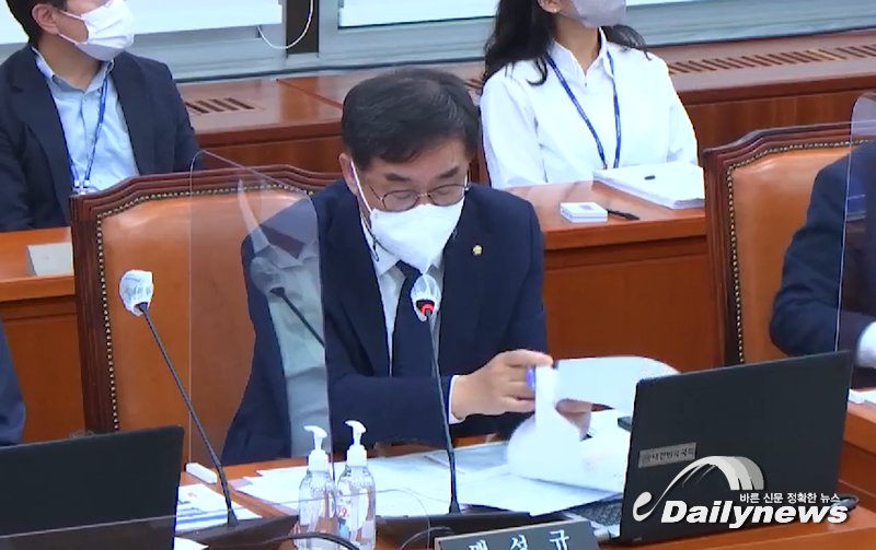▲ 국회 농림축산식품해양수산위원회 소속 맹성규 더불어민주당 의원은 농업협동조합중앙회와 농협금융으로부터 제출받은 투자목록리스트를 분석한 결과, ESG에 역행하는 투자 규모가 5조 원을 웃도는 것으로 나타났다고 밝혔다/사진 맹성규TV 제공