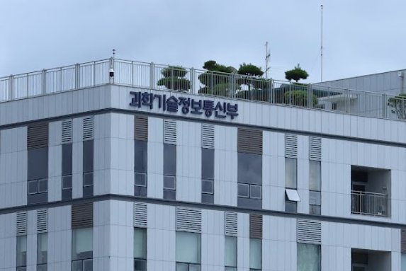 ▲ 과학기술정보통신부와 정보통신산업진흥원은 AI 기반의 코로나 예후예측 해결책 개발에 몰두한다고 밝혔다.