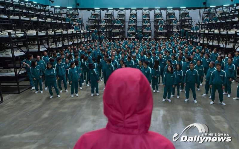 ▲ 가장 최근 한류의 예로는 2021년 9월 17일 넷플릭스를 통해 공개된 드라마 '오징어게임'을 들 수 있다. 오징어게임은 한국 드라마 최초로 전 세계 넷플릭스 드라마 부문 1위를 기록했다. 이는 소프트파워의 한 예이다/사진 넷플릭스 제공