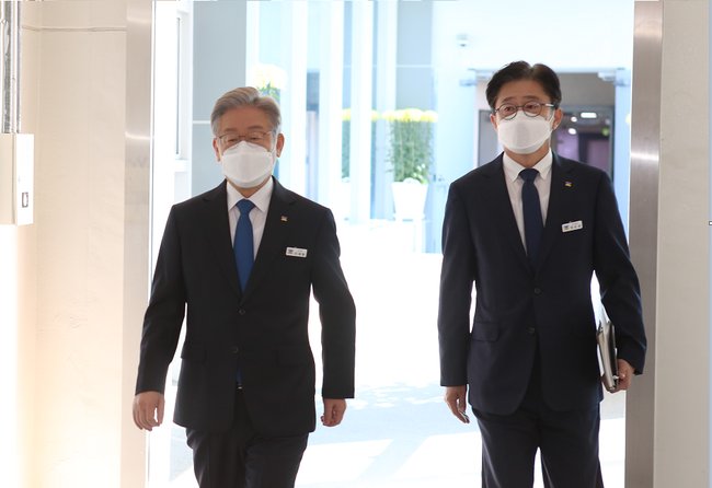 ▲ 이재명 후보가 25일 경기지사직 사퇴 기자회견을 하기 위해 경기도청 브리핑룸으로 향하고 있다.