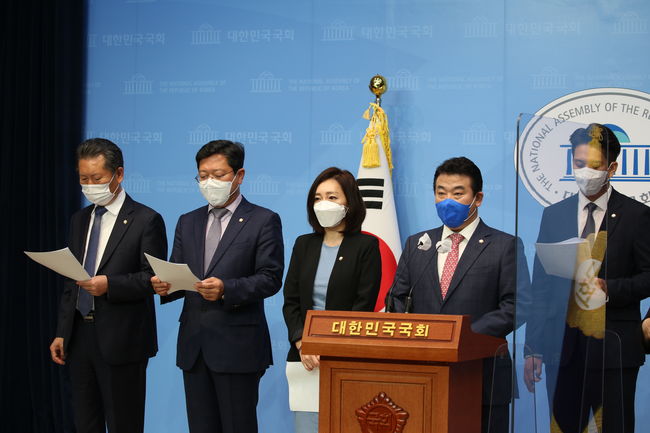 ▲ 이들은 '문화예술체육관광 분야 소상공인들은 희망의 끈을 어디서 잡아야 할지 몰라 발만 동동 구르고 있다'며 '이제 이들에게 희망을 만들어줘야 한다'고 주장했다. 