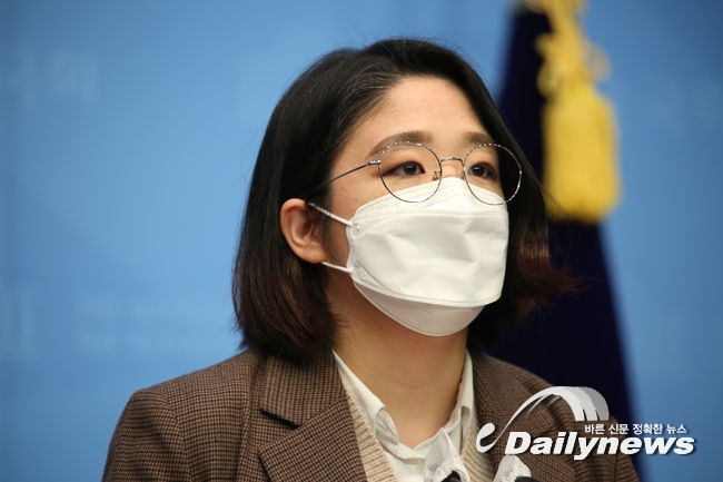 ▲ 용 의원은 이날 '저출생 문제가 심각하다고 말만하는 것이 아닌 임신, 출산, 육아, 돌봄이 사회적으로 보장이 되는 시스템, 제도를 만들어야 한다'고 꼬집었다.