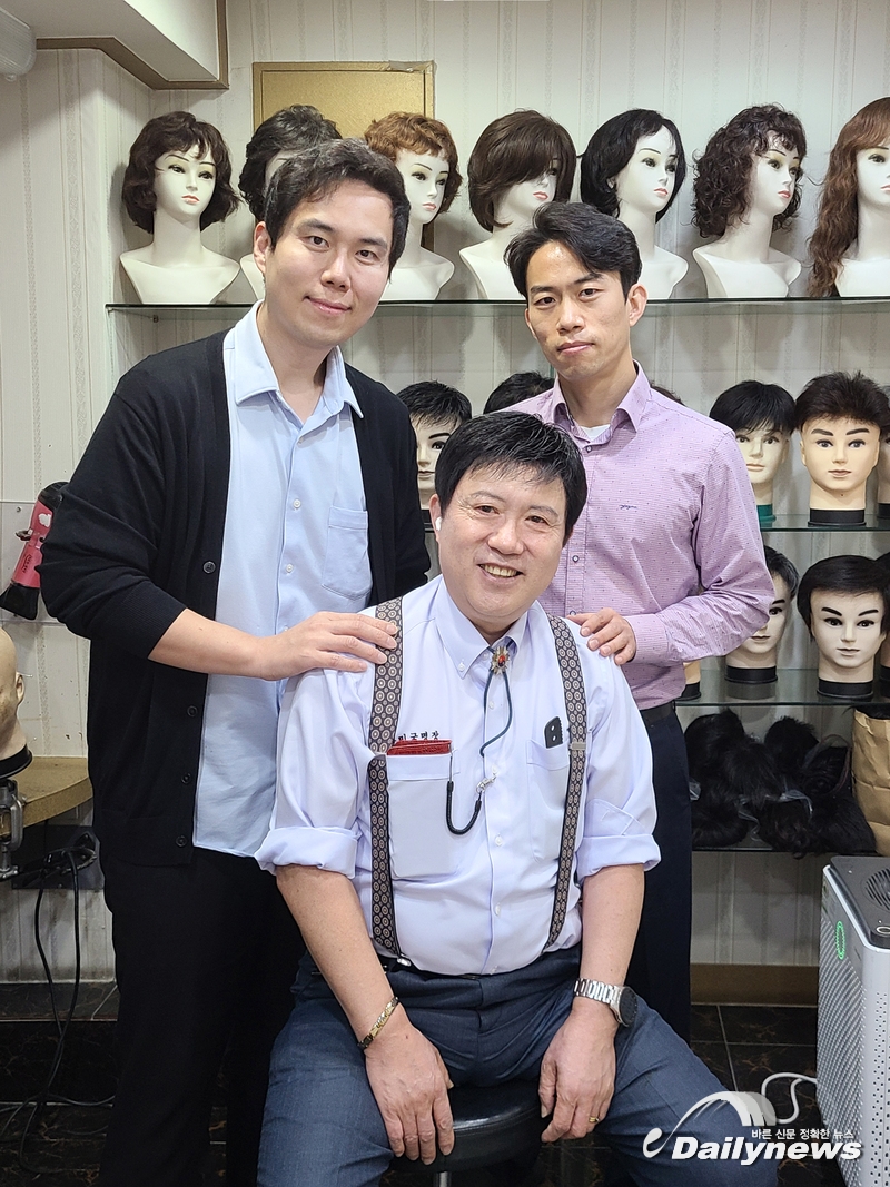 ▲ 서울가발박사 장만우 원장과 두 아들(장지혁, 장대혁)(사진=데일리뉴스 DB)
