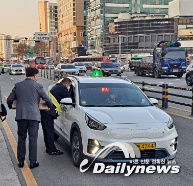 ▲ 수원역 택시 승차장에서 개인택시 방역 언전 예방을 위해 KF94 마스크를 무료로 전달하고 있다(사진=FM88)