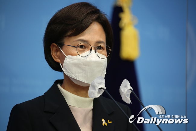 ▲ 강 의원과 금속노조는 사측이 블랙리스트를 만들어 노조를 탄압하며 해고자 복직을 막고 있다고 비판했다. 