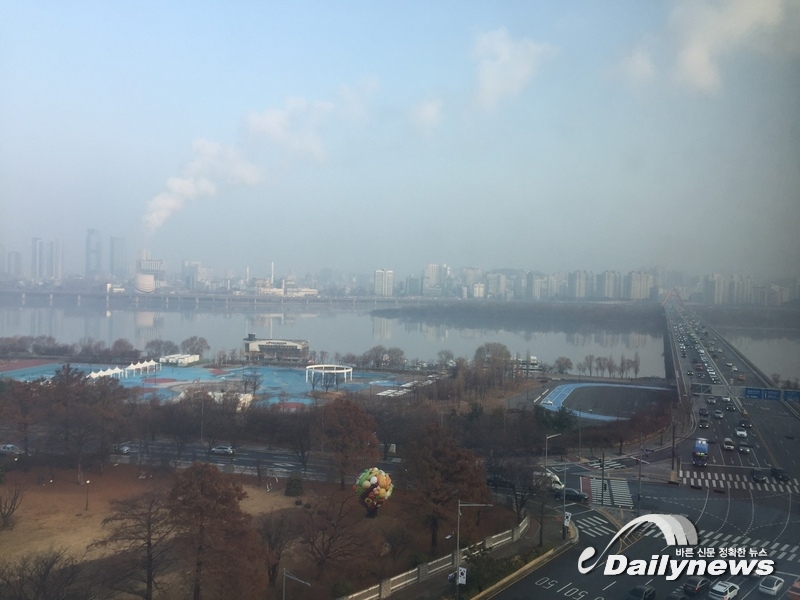 도로가 미끄러울 정도의 짙은 안개, 서울시 미세먼지는 ‘나쁨’