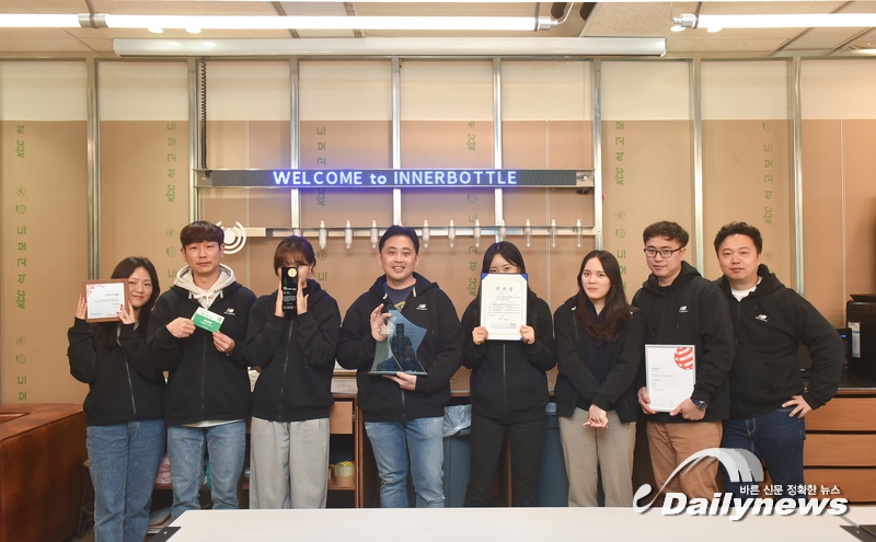 ▲ (주)이너보틀 오세일 대표와 직원들(사진=데일리뉴스 DB)