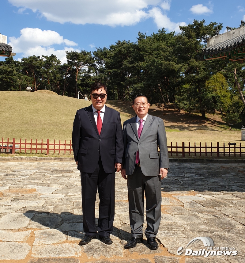 ▲ 2019년 남양주 홍유릉을 함께 둘러본 (좌)상하이밍 주한중국대사와 (우)권기식 한중도시우호협회장(사진=(사)한중도시우호협회)