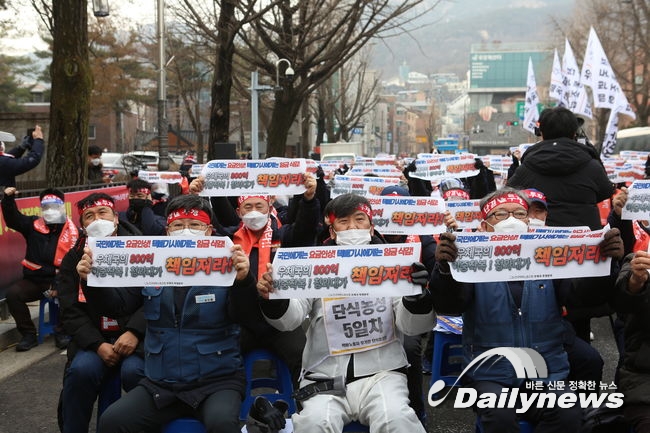 ▲ 이들은 아직도 택배 노동자들이 분류작업을 진행하는 상황이 계속되고 있다며 이제는 정부가 나서야 한다고 촉구했다. 