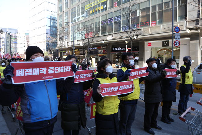 ▲ 이들은 홈플러스 부산 가야점 재입점을 시작으로 남은 임단협 요구안도 조속히 수용하라고 촉구했다. 