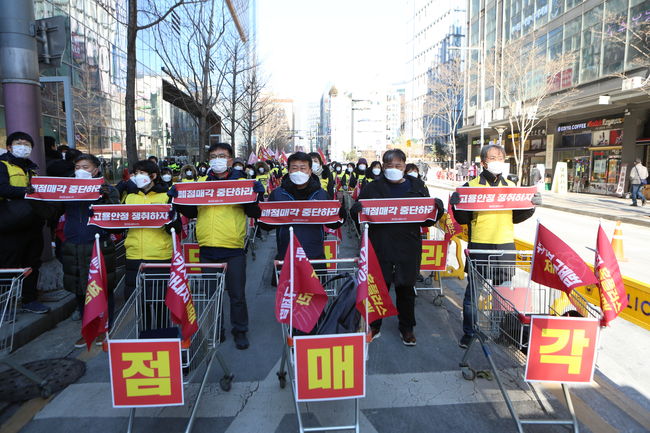 ▲ 홈플러스 노동자들은 '민주당, 이재명 대선 후보는 투기자본을 규제해달라는 노동자들의 목소리에 화답하라'고 주장했다.