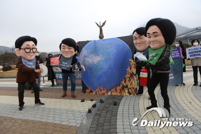 ▲ 기자회견에 참여한 환경단체들이 20대 대선 후보들을 모방한 퍼포먼스를 진행하고 있다.