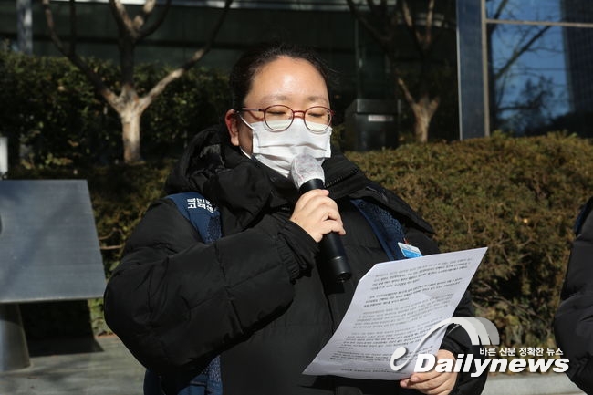 ▲ 이연화 사무국장이 기자회견문을 낭독하고 있다.