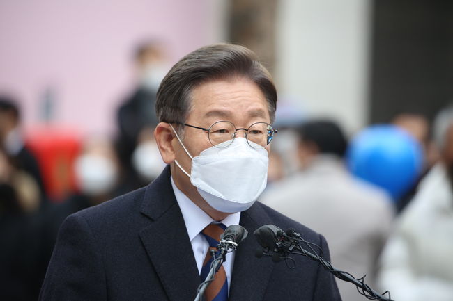 ▲ 그는 이날 '국무총리 국회 추천제를 도입하고, 총리에게 각료 추천권 등 헌법상 권한을 실질적으로 보장하겠다'고 주장했다.