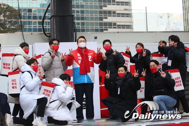 ▲ 출정식에서 정책이 적힌 배낭을 멘 `행복배달원`이 윤 후보에게 정책을 배달하는 퍼포먼스를 진행하고 있다.