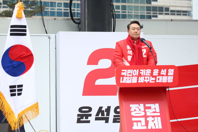 ▲ 그는 이날 '국민 위에 군림하는 `청와대 시대`를 끝내고 국민과 동행하는 `광화문 시대`를 열겠다'고 밝혔다.