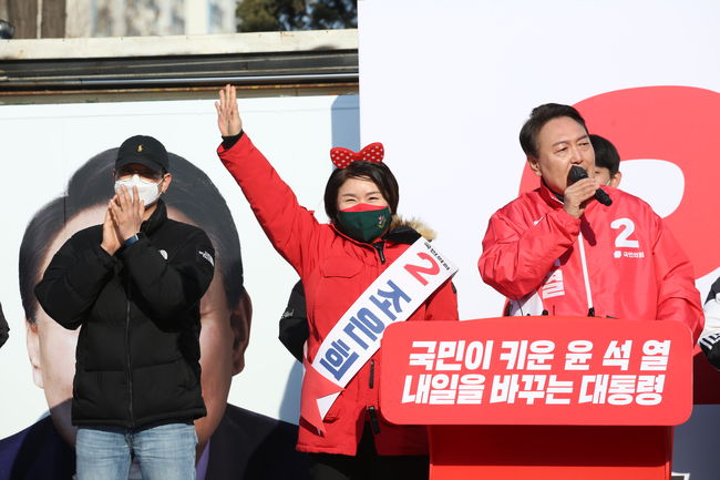 ▲ 이날 서초구 유세에서는 3·9 국회의원 보궐선거 조은희 국민의힘 서초갑 후보도 함께 했다.