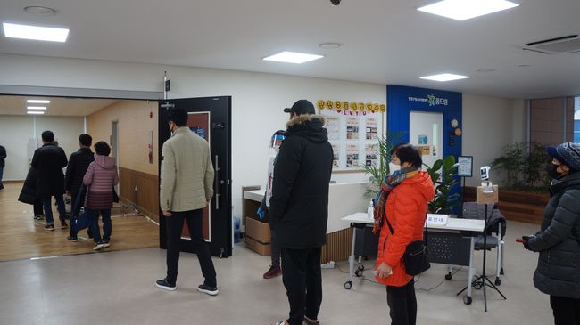 ▲ 중앙선거관리위원회 발표에 따르면 대선 사전투표 첫날인 4일 오후 1시를 기준으로 선거인 총 4419만7692명 가운데 386만5243명이 투표를 마쳐, 8.75%의 높은 투표율을 기록했다.