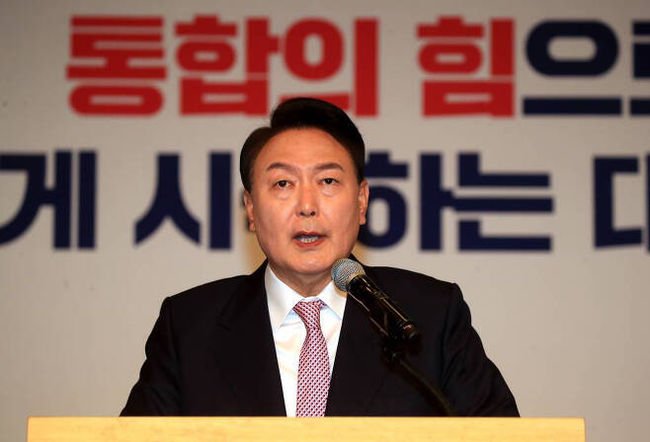 ▲ 숨가쁘게 펼쳐진 막상막하의 개표전을 뒤로 하고 윤석열 제20대 대통령 당선인은 10일 오전 국회에서 대국민 인사를 가졌다.(공동사진취재단)
