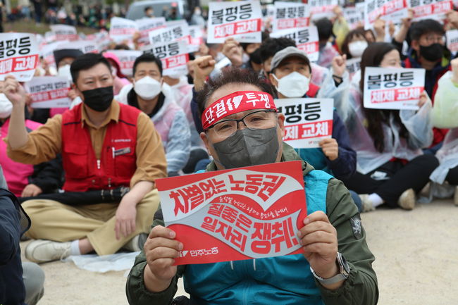 ▲ 결의대회 참가 노조원들은 `비정규직 없는 질 좋은 일자리 쟁취` 등 문구가 적힌 피켓을 들고 구호를 외쳤다. 