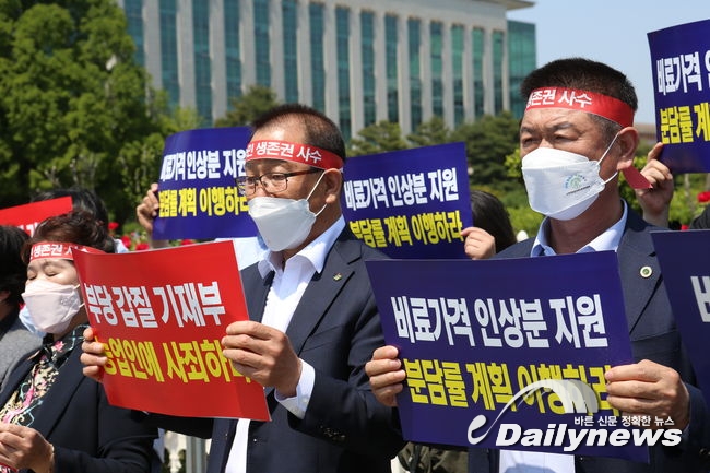 ▲ 한종협이 16일 국회 앞에서 ‘농업분야 추가경정예산(추경)안 졸속 편성 규탄 기자회견’을 진행했다.